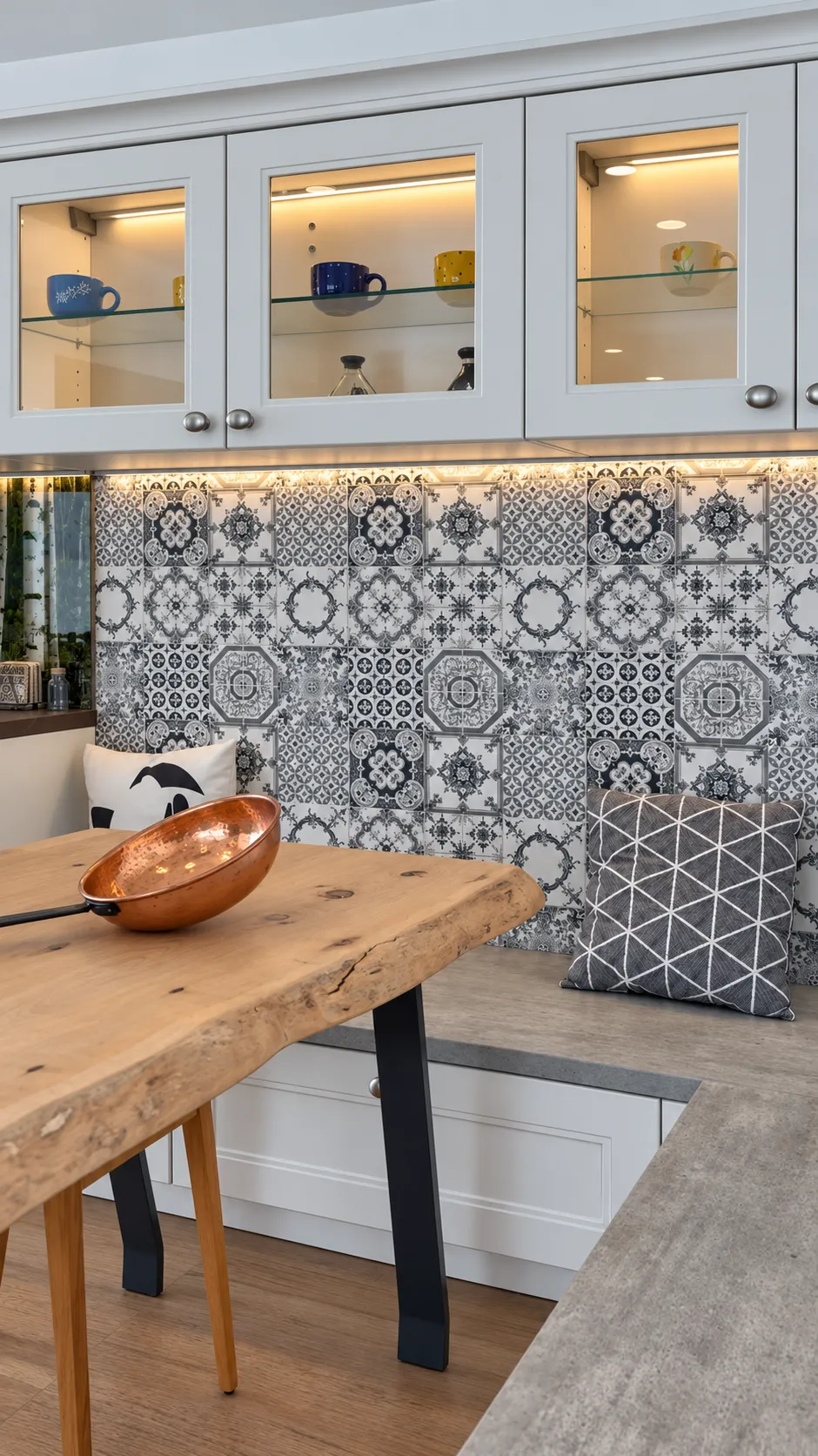 Cocina a medida con comedor integrado, banco con almacenaje y mesa de madera en la Costa Blanca
