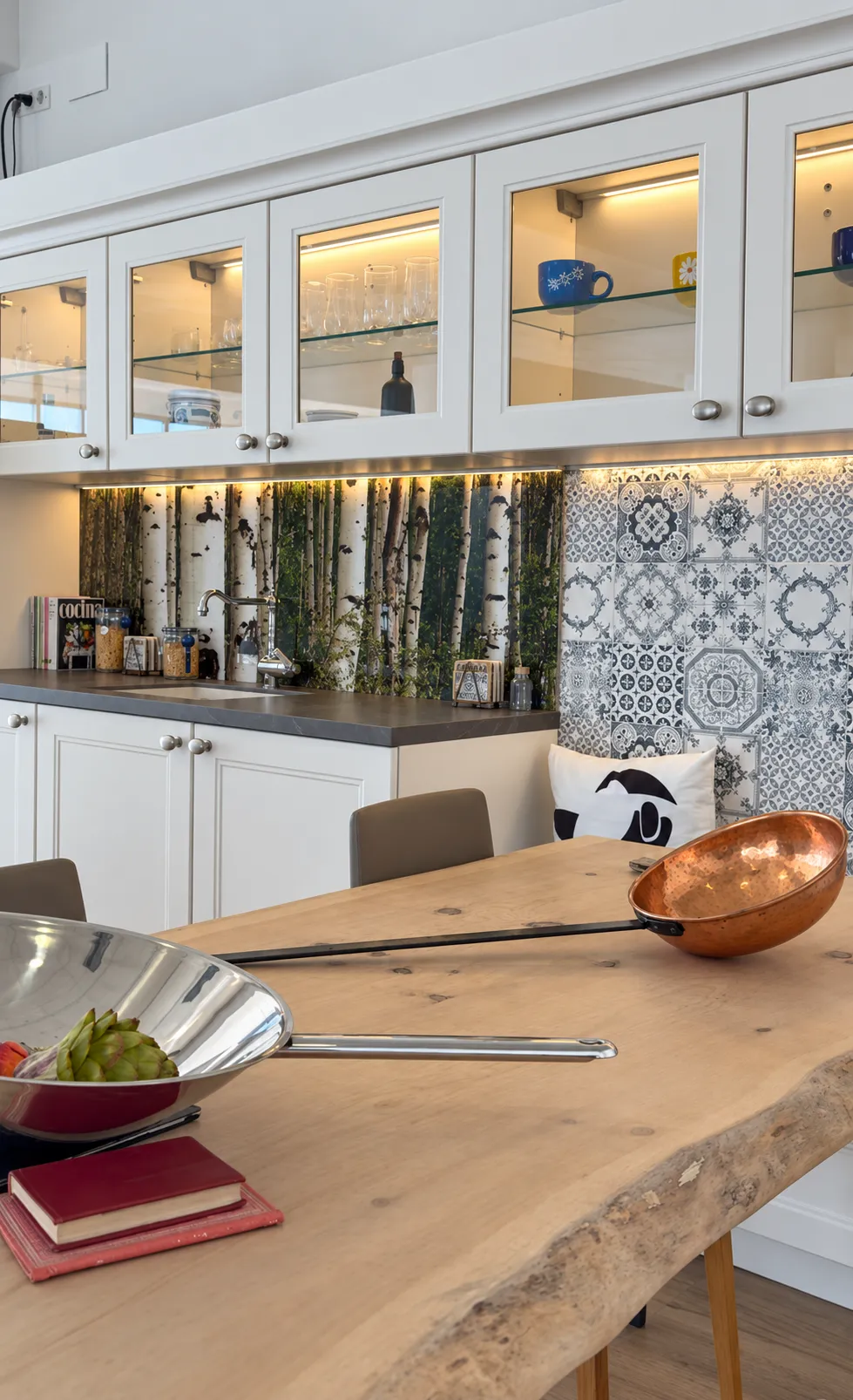Mesa maciza de madera para siete personas integrada en una cocina a medida