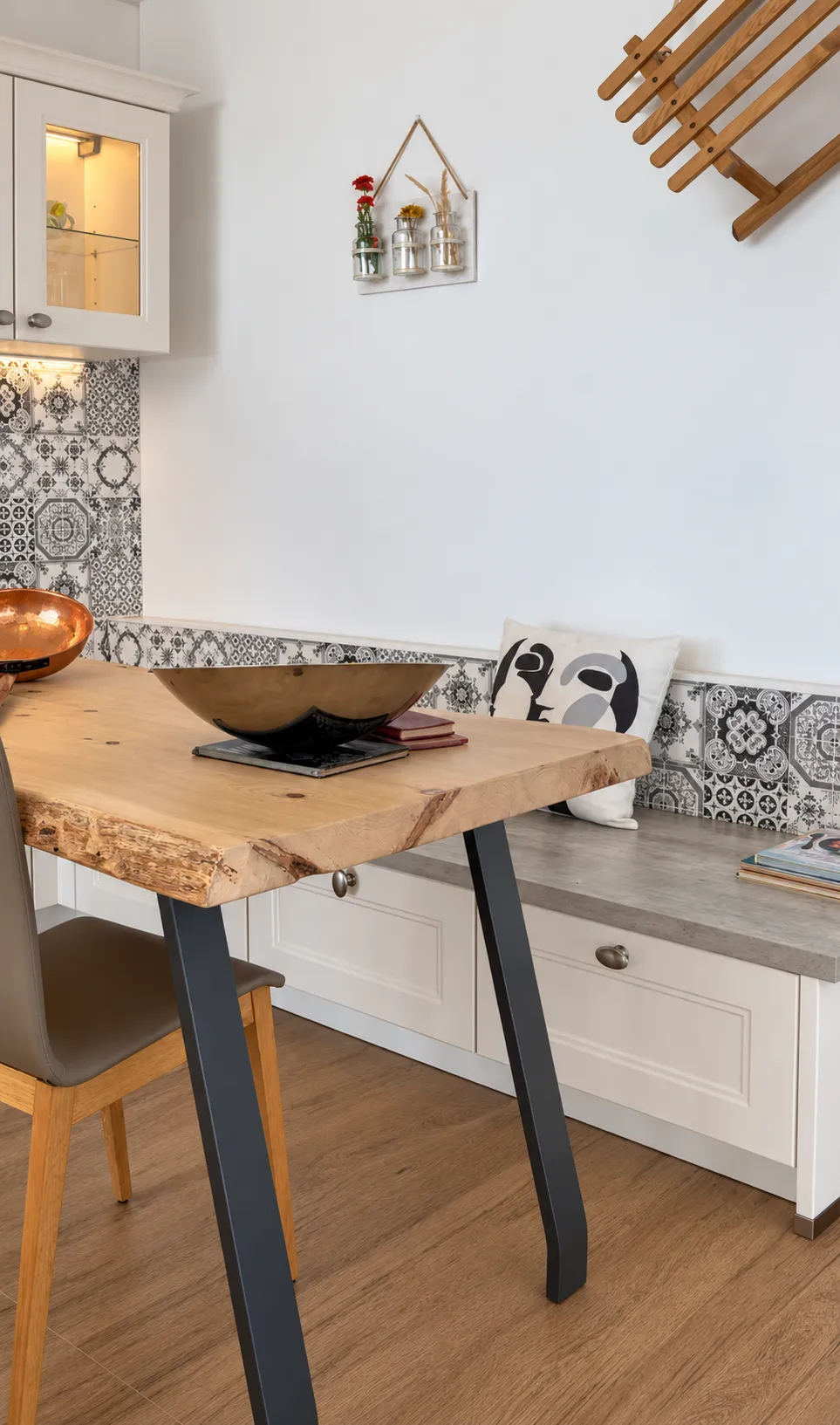 anco de cocina con grandes cajones extraíbles y zona de comedor integrada