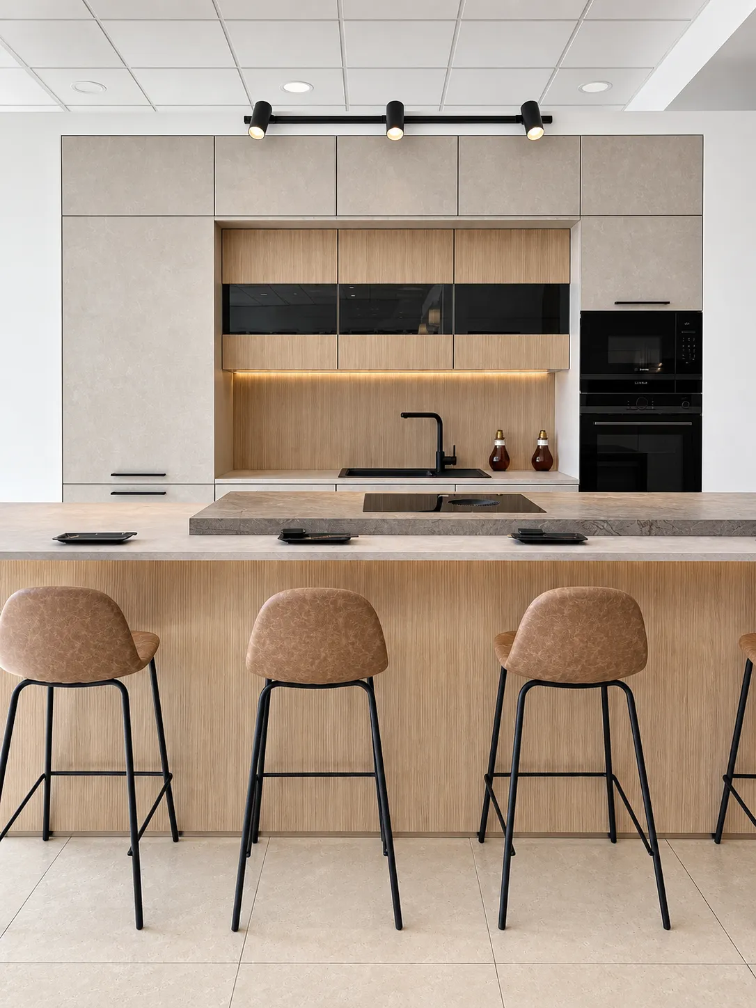Cocina con isla a dos niveles, taburetes y muebles en gris cálido