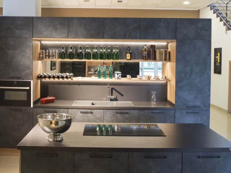 Lee más sobre el artículo Kitchen Cellar. Combines black front with mirrors and wood